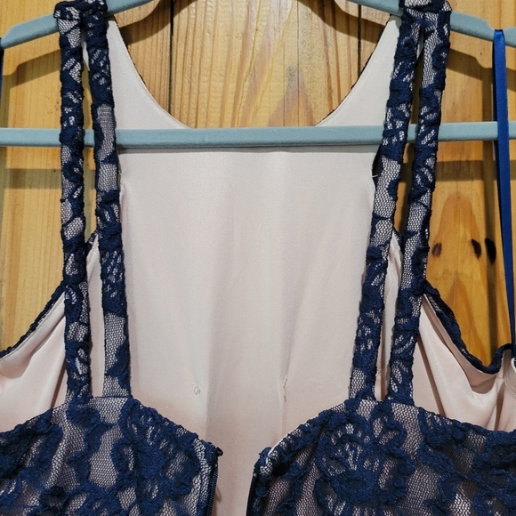 City Triangule Elegant Navy Lace Gown with Rhinestone Detail - Picture 9 of 16